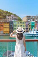 femme voyageur visite dans Taïwan, touristique avec chapeau tourisme dans keelung, coloré zhengbin pêche port, point de repère et populaire attractions près Taipei ville . Asie Voyage concept photo