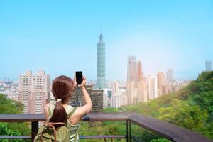 femme voyageur visite dans Taïwan, touristique à la recherche Taipei ville pendant tourisme et randonnée à l'éléphant Montagne ou Xiangshan, point de repère et populaire attractions. Asie voyage, vacances et voyage concept photo