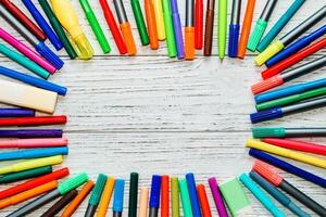 papeterie, coloré feutre des stylos sur une blanc tableau. photo