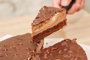 Chocolat rond vitré gâteau avec cacahuètes. photo