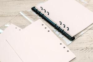 carnet sur anneaux, amovible feuilles dans une boîte pour en gardant une agenda. photo