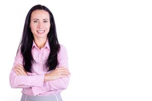 portrait de une souriant, Jeune attrayant affaires femme dans une rose chemise avec sa bras franchi. affaires Dame photo