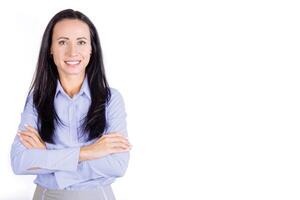 portrait de une souriant, Jeune attrayant affaires femme dans une bleu chemise avec sa bras franchi. affaires Dame photo