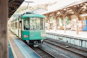 enoshima dentetsu train ligne dans Kamakura, Japonais chemin de fer connecte Kamakura dans Kamakura avec fujisawa station dans Fujisawa, Kanagawa. point de repère attraction près Tokyo. Kanagawa, Japon, 16 novembre 2023 photo