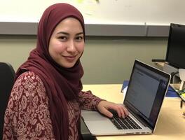 ai généré une femme dans hijab travail sur portable à bureau, Ramadan à lieux de travail concept photo