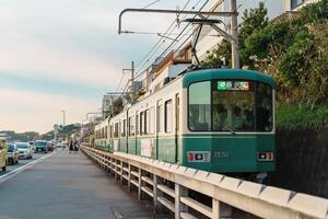 enoshima dentetsu train ligne dans Kamakura, Japonais chemin de fer connecte Kamakura dans Kamakura avec fujisawa station dans Fujisawa, Kanagawa. point de repère attraction près Tokyo. Kanagawa, Japon, 16 novembre 2023 photo