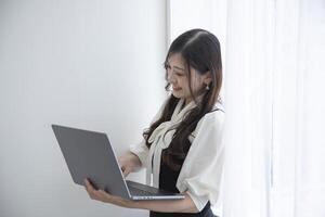 une travail Japonais femme par éloigné travail dans le Accueil Bureau fermer photo