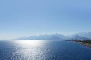 panoramique vue de le Antalya côte de Turquie.montagnes dans le distance. haute qualité photo
