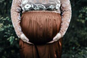 Enceinte femme proche voir. grossesse Contexte photo