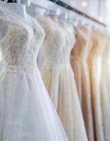 ai généré une collection de différent style mariage Robes vitrines diverse modes dans de mariée boutique photo