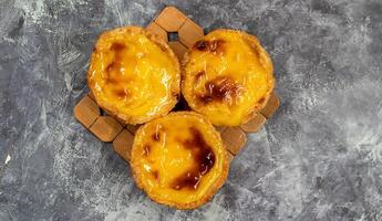 beaucoup de fraîchement cuit desserts pastel de nata ou Portugais Oeuf Tarte. pastel de belme est une petit tarte avec une croustillant bouffée Pâtisserie croûte et une Crème crème remplissage. une petit dessert, une petit gâteau. photo