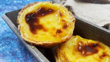 beaucoup de fraîchement cuit desserts pastel de nata ou Portugais Oeuf Tarte. pastel de belme est une petit tarte avec une croustillant bouffée Pâtisserie croûte et une Crème crème remplissage. une petit dessert, une petit gâteau. photo