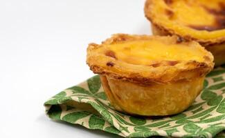 beaucoup de fraîchement cuit desserts pastel de nata ou Portugais Oeuf Tarte. pastel de belme est une petit tarte avec une croustillant bouffée Pâtisserie croûte et une Crème crème remplissage. une petit dessert, une petit gâteau. photo