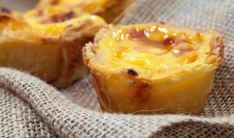 beaucoup de fraîchement cuit desserts pastel de nata ou Portugais Oeuf Tarte. pastel de belme est une petit tarte avec une croustillant bouffée Pâtisserie croûte et une Crème crème remplissage. une petit dessert, une petit gâteau. photo