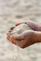 mains avec le sable photo