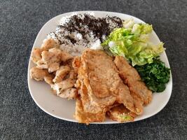 fait maison grillé poulet avec grillé courgette, vert salade, printemps Rouleaux, riz pilaf et persil. brocoli des graines sur Haut de le riz pilaf. photo