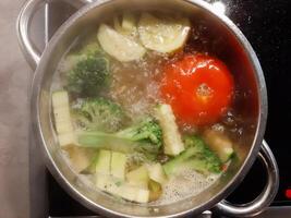 Frais légume soupe dans une casserole. légume bouillon. photo