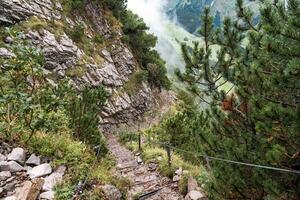 randonnée Piste pour montée avec fronde et escalier à le Haut de le Montagne dans alpin photo