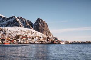 pêche village avec Montagne sur littoral dans hiver à lofoten îles photo