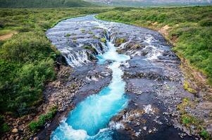 bruarfoss cascade écoulement de bruara rivière sur région sauvage dans été à Islande photo