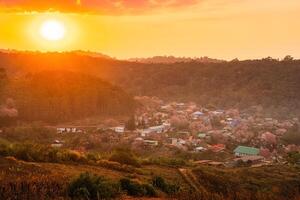 rural scène de thaïlandais tribu village avec sauvage himalayen Cerise arbre épanouissement dans le le coucher du soleil à interdire rong kla, Thaïlande photo