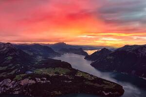 point de vue de fronalpstock avec le coucher du soleil ciel et Lac lucerne à Schwyzer Alpes, Suisse photo