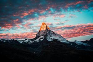 Matterhorn iconique Montagne avec coloré ciel dans le Matin à zermatt, Suisse photo