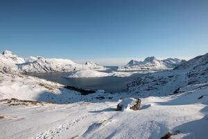 neigeux colline avec bleu ciel sur hiver à lofoten îles, Norvège photo