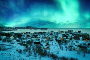 aurore borealis plus de neigeux une Nordland village de moskenes à lofoten îles, Norvège photo