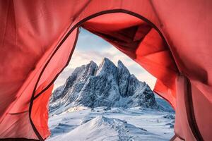 à l'intérieur une tente tangage sur neige couvert colline avec majestueux Montagne sur hiver à senja île photo