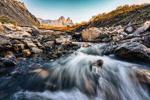 paysage de iconique Trois de pointe et cascade écoulement de aiguilles d'Arves dans français Alpes à savoyarde, France photo