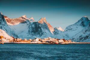 hiver pays des merveilles de reine ville pêche village avec fjord Montagne dans le Matin à lofoten îles photo