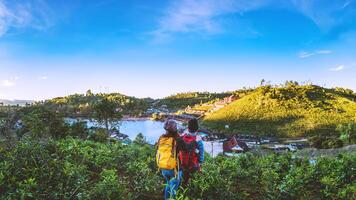 couple asiatique voyageant dans la campagne du village de ban rak thai. voyage, camping en hiver, détente en plein air, couples romantiques. photo