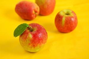 photo en gros plan de pommes fraîches sur fond jaune