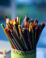 Couleur des stylos et des crayons dans une vert récipient photo