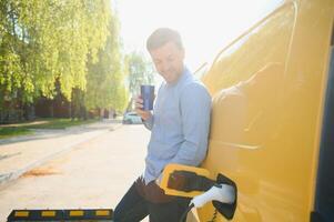 homme mise en charge électrique véhicule avec câble photo