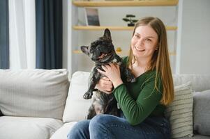 Jeune femme avec sa chien à maison. charmant animal de compagnie photo