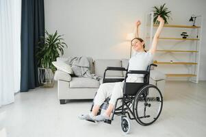 femme dans fauteuil roulant travail en dehors dans vivant pièce photo