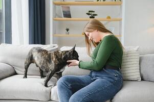 Jeune femme avec sa chien à maison. charmant animal de compagnie photo