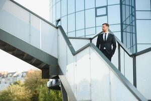 portrait de une souriant homme d'affaire dans une moderne affaires environnement photo