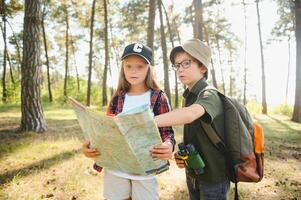 des gamins éclaireurs dans le forêt. photo