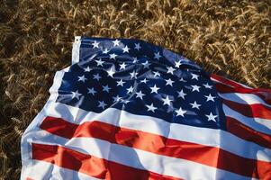 Etats-Unis américain drapeau étalé sur le d'or blé champ. photo