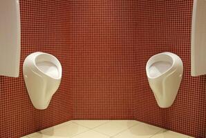 urinoirs dans une Pour des hommes salle de repos photo