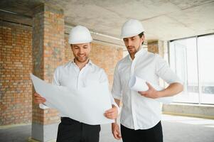 deux Jeune homme architecte sur une bâtiment construction site photo