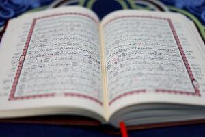 coran, Al coran, islamique Contexte pour eid al-fitr eid al-adha. ouvert page de Al Quran. islamique concept photo