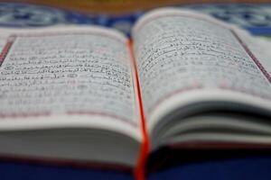 coran, Al coran, islamique Contexte pour eid al-fitr eid al-adha. ouvert page de Al Quran. islamique concept photo