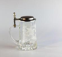 vide Bière verre sur une blanc Contexte. cristal Bière tasse. photo