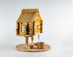 une figurine de une en bois maison sur poulet jambes. baba Yaga maison. Fait main. photo