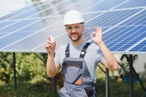 une homme détient un incandescent lumière ampoule dans le sien énergie concept, le Soleil est nettoyer après travail et remplace le énergie cette produit carbone dioxyde. photo