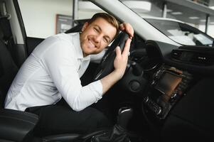 homme achat une voiture à une salle d'exposition photo